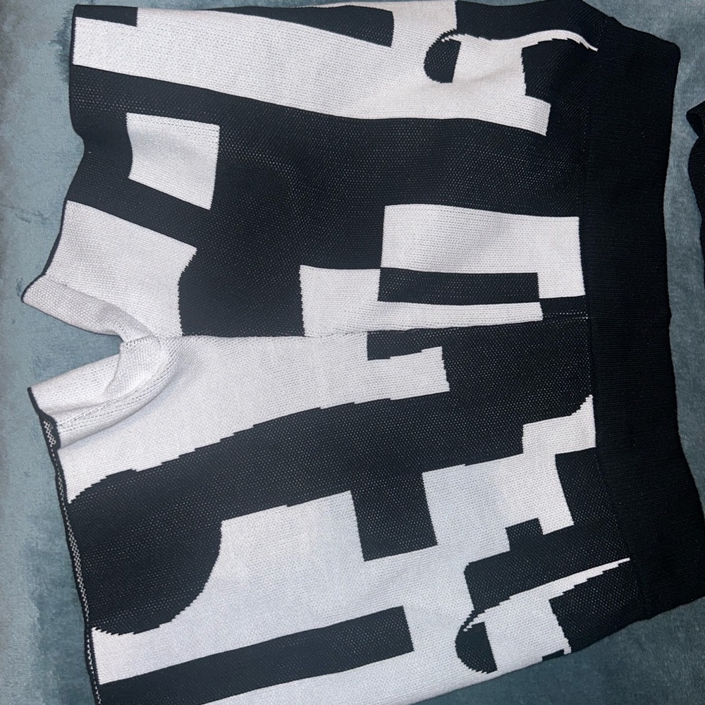 Abstract Two Piece set - Picture 6 of 7